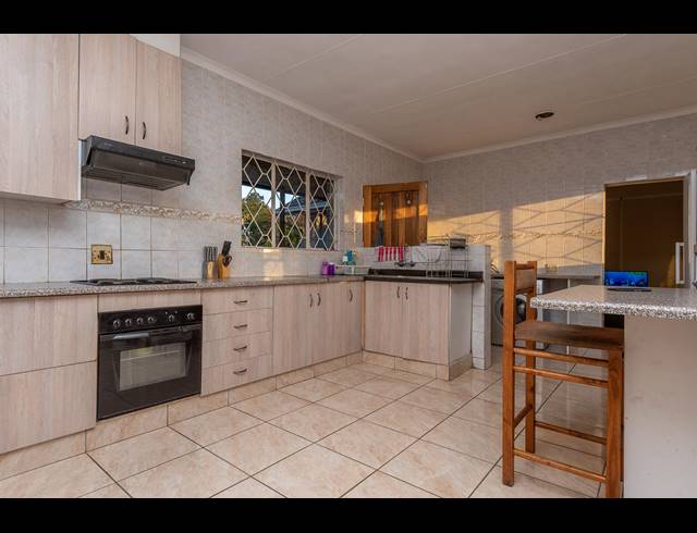 5 BEDROOM FREEHOLD SOLD IN BRACKENHURST